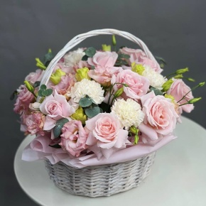 Композиция в корзине "Даяна" из французских роз, диантусов и эустом в Балашихе