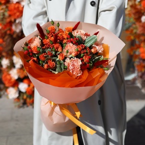 Букет "Инесса" из кустовых роз, гиперикума и диантусов в Балашихе