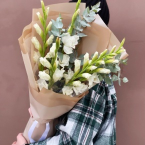 Букет из 5 белых гладиолусов и эвкалипта в Балашихе