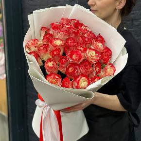 Букет " Клубничный коктейль" из 35 бело-красных роз в Балашихе