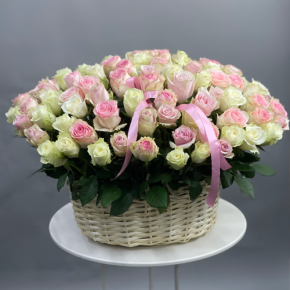 Композиция в корзине из 101 кенийской розы пастельный микс (40 см) в Балашихе