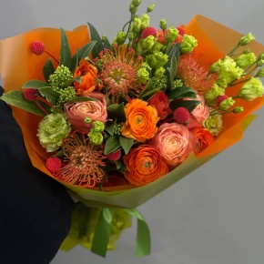 Букет "Караван" из ранункулюсов,скиммии, лейко, роз Эквадор Кахала и эустом в Балашихе