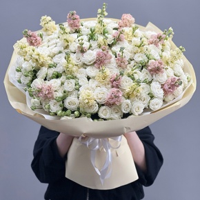 Букет "Императрица" из кустовых роз и ароматных маттиол в Балашихе