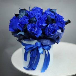 Композиция в шляпной коробке из 17 синих роз Эквадор в Балашихе