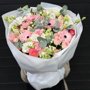 Букет "Ромео" из роз, эвкалипта, гербер, ароматных фрезий, озатамнуса, эустом и диантусов в Балашихе