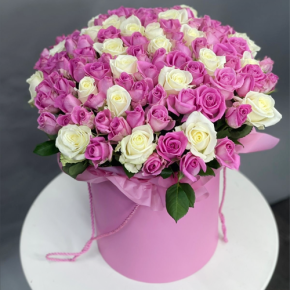 Композиция в шляпной коробке из 151 розы кения микс в Балашихе