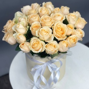 Композиция в шляпной коробке из 35 кремовых кенийских роз в Балашихе