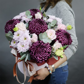 Композиция в шляпной коробке "Наденька" из хризантем Бигоуди, эустом и эвкалипта в Балашихе