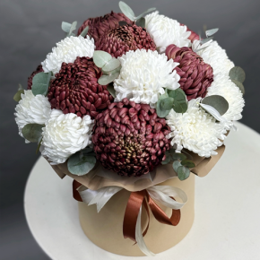 Композиция в шляпной коробке из 19 хризантем в Балашихе