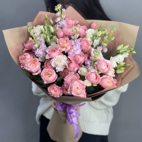 Букет "Лиана" из ароматных маттиол, пионовидных кустовых роз Джульетта, эустом и диантусов в Балашихе