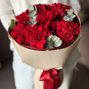 Букет "Красная пантера" из 7 роз Эквадор и эвкалипта в Балашихе