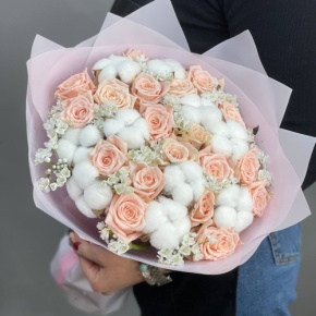 Пудровый букет из роз, хлопка и аллиума в Балашихе