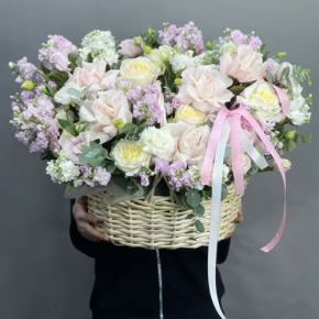 Композиция в корзине из роз Эквадор и ароматных маттиол в Балашихе
