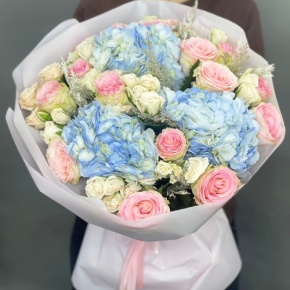 Букет "Легкий ветерок" из роз, конифера и гортензий в Балашихе