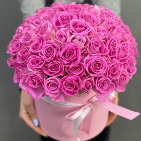 Композиция в шляпной коробке из 71 кенийской розы в Балашихе