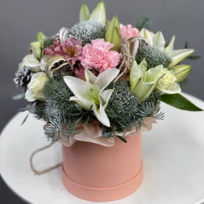 Композиция в шляпной коробке "Снегопад" из нобилиса, лилий, диантусов и альстромерий в Балашихе