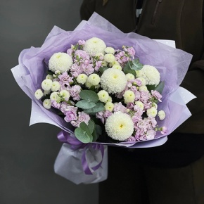 Букет "Ванила" из хризантем сантини, Момоко, эвкалипта и ароматных маттиол в Балашихе