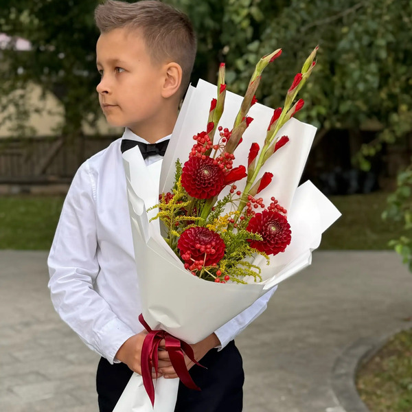 Букет на 1 сентября с красными гладиолусами, георгинами и калиной в Балашихе