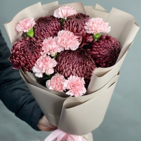 Букет из хризантем Бигоуди и розовых диантусов в Балашихе