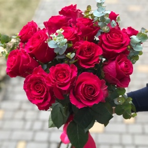 Букет из малиновых роз Эквадор Пинк Флоид и эвкалипта в Балашихе