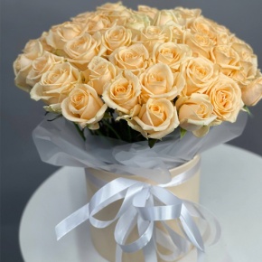 Композиция в шляпной коробке из 45 кремовых роз в Балашихе