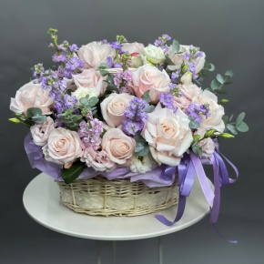 Композиция в корзине из французских роз и ароматных маттиол в Балашихе
