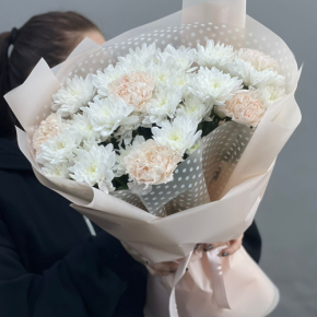 Букет из хризантем и диантусов пудра в Балашихе