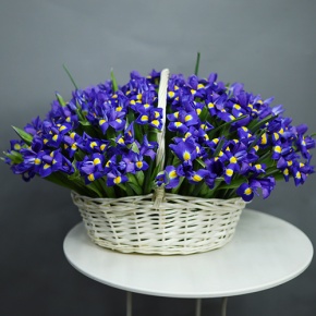 Композиция в корзине из 151 ириса в Балашихе