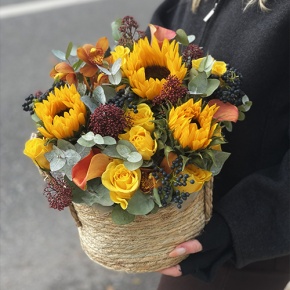 Композиция в сумке "Тональность" из подсолнухов, калл, ягод вибирнума, лимонных роз, скиммии и орхидеи в Балашихе