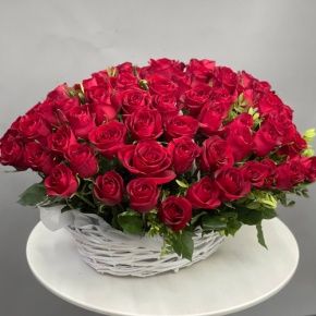 Композиция в корзине из 75 красных роз в Балашихе
