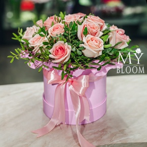 Композиция в шляпной коробке из 15 розовых роз в Балашихе