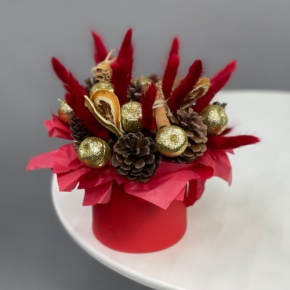 Композиция в шляпной коробке "Глинтвейн золото" из шишек, корицы и лагуруса в Балашихе