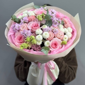 Букет "Влюбленный" из хризантем Ньютон, ароматных маттиол, эустом и пионовидных роз в Балашихе