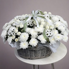 Композиция в корзине "Снежная лавина" из хризантем в Балашихе