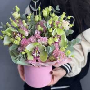 Композиция в шляпной коробке "Melody" из лаймовых орхидей и эустом в Балашихе