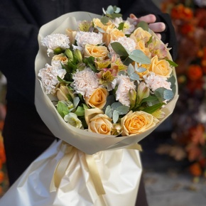 Букет "Пломбирный" из роз Аваланж, диантусов, альстромерий и эвкалипта в Балашихе
