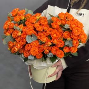 Композиция в шляпной коробке "Закат" из кустовых роз и эвкалипта в Балашихе