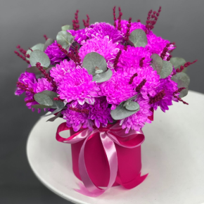 Композиция в шляпной коробке "Магия розового" из хризантем и лаванды в Балашихе