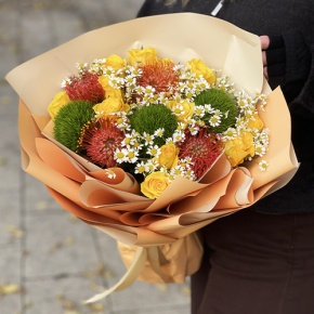Букет "Зельда" из диантусов Lux, лимонных роз, лейко и ромашек в Балашихе