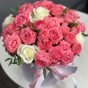 Композиция в шляпной коробке из белых и кустовых коралловых роз в Балашихе