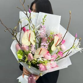 Авторский букет с антуриумами, ранункулюсами и цветущими ветками магнолии в Балашихе