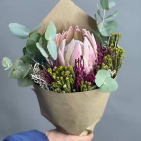 Букет "Капс" из протей и эвкалипта в Балашихе