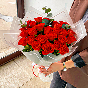 Букет из 25 красных роз с эвкалиптом в Балашихе