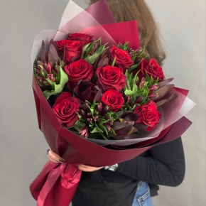 Букет "Татьяна" из красных роз Эквадор, альстромерии и сафари в Балашихе