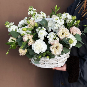 Композиция в корзине "Фея" из маттиол, диантусов, эустом и эвкалипта в Балашихе