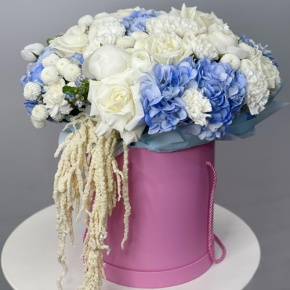 Композиция в шляпной коробке "Красотка" из пионов, гортензий, ранункулюсов, роз Эквадор, оксипеталума, диантусов и хризантем Ньютон  в Балашихе