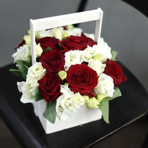 Композиция в ящике "Поцелуй" из роз и эустом в Балашихе