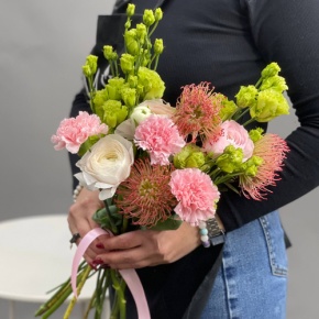 Букет "Фантастический" из ранункулюсов, лейко, эустом и диантусов в Балашихе