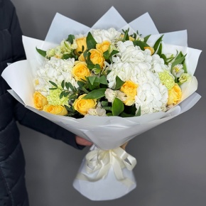 Букет "Лавли" из гортензий, пионовидных роз Баттеркап, альстромерий и диантусов в Балашихе