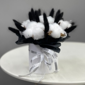 Композиция в шляпной коробке мини "Чикатуха" из хлопка и лагуруса в Балашихе